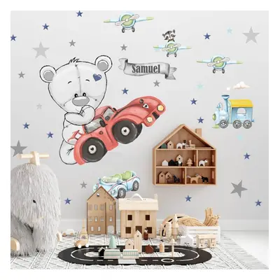 Sticker mural avec prénom - Ours en peluche avec une voiture rouge