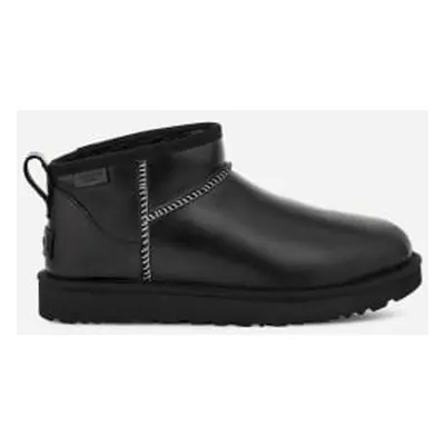 UGG Botte en cuir Classic Ultra Mini Leather Regenerate in Black, Taille