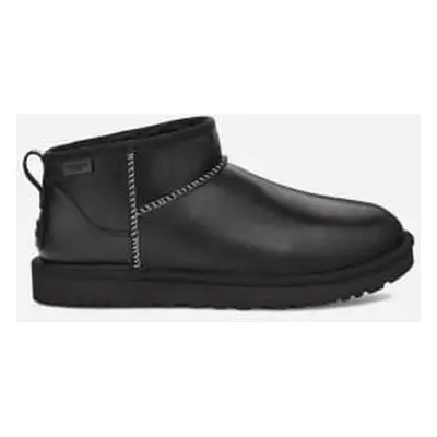 UGG Botte en cuir Classic Ultra Mini Leather Regenerate in Black, Taille