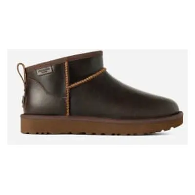 UGG Botte en cuir Classic Ultra Mini Leather Regenerate in Ironwood, Taille