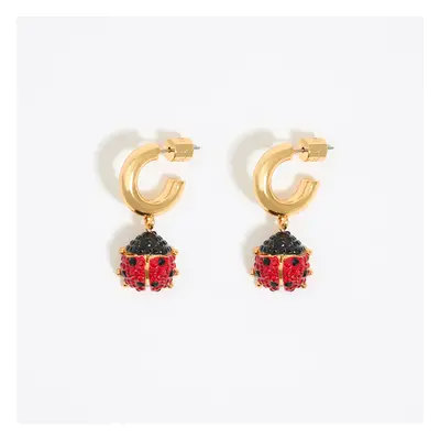 Boucles d'oreilles de type anneaux avec coccinelle ornée de cristaux rouges.